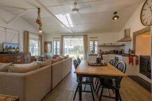 un soggiorno con un divano e un tavolo di The Cooks House at Corunna Station a Belford