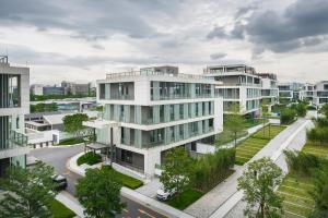 una vista aerea di un edificio in una città di SongShan Lake PingShang Serviced Hotel a Huangcaolang