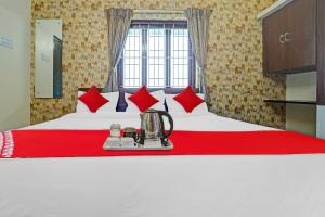 een hotelkamer met een bed met een blender erop bij Hotel Everest Grand in Coimbatore