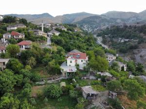 una vista aérea de un pueblo en las montañas en Guest House Argjiro Castle, en Gjirokastra