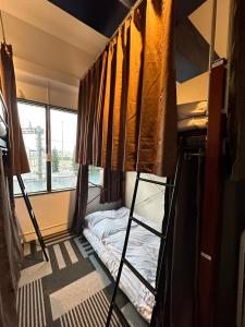 a room with two bunk beds and a window at Shared residence　BAR　DE‘CEBU in Akamine