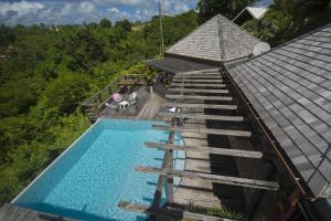 an overhead view of a swimming pool on top of a house at La Voile Grise - Villa de charme - Sea View in Le Gosier