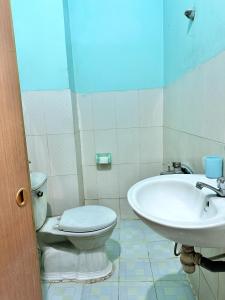 łazienka z toaletą i umywalką w obiekcie BB Tài Thịnh w mieście Quang Ngai