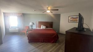Postel nebo postele na pokoji v ubytování Days Inn & Suites by Wyndham Winnie