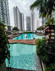 布城的住宿－Conezion Residence Putrajaya WiFi Netflix，一座位于城市的游泳池,有高大的建筑