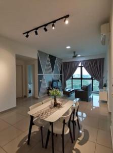 プトラジャヤにあるConezion Residence Putrajaya WiFi Netflixの広いリビングルーム(テーブル、椅子付)