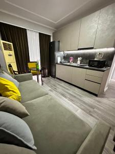 Il comprend un salon avec deux lits et une cuisine. dans l'établissement Bejart Apartment 1, à Tirana