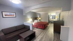 Postel nebo postele na pokoji v ubytování Days Inn & Suites by Wyndham Winnie