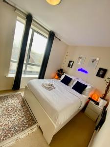 Ліжко або ліжка в номері Citi centre loft with secure parking
