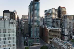 z góry widok na miasto z wysokimi budynkami w obiekcie HONEYROSE Hotel, Montreal, a Tribute Portfolio Hotel w Montrealu