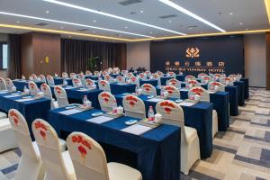 a conference room with blue tables and white chairs at Zhuo Ruiyunrui Hotel in Dongliucun