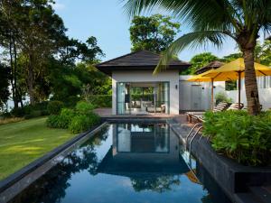 Bazén v ubytování The ShellSea Krabi I Luxury Beach Front Resort & Pool Villa nebo v jeho okolí