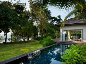 Bazén v ubytování The ShellSea Krabi I Luxury Beach Front Resort & Pool Villa nebo v jeho okolí
