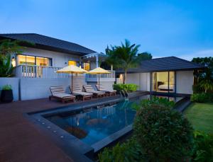 Bazén v ubytování The ShellSea Krabi I Luxury Beach Front Resort & Pool Villa nebo v jeho okolí