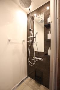 La salle de bains est pourvue d'une cabine de douche et d'un miroir. dans l'établissement BETSUINN MINI, à Hakuba 40 autres photos