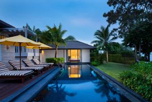 Bazén v ubytování The ShellSea Krabi I Luxury Beach Front Resort & Pool Villa nebo v jeho okolí
