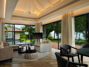 Posezení v ubytování The ShellSea Krabi I Luxury Beach Front Resort & Pool Villa