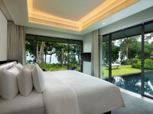 Bazén v ubytování The ShellSea Krabi I Luxury Beach Front Resort & Pool Villa nebo v jeho okolí