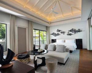 Posezení v ubytování The ShellSea Krabi I Luxury Beach Front Resort & Pool Villa