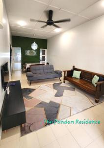 sala de estar con 2 sofás y ventilador de techo en The Pandan Residence, en Kuantan