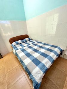 廣義省的住宿－BB Tài Thịnh，卧室配有蓝色和白色的格子床
