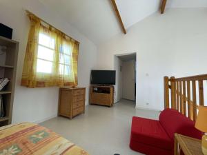 1 dormitorio con 1 cama, TV y ventana en Maison Saint-Jean-de-Monts, 4 pièces, 8 personnes - FR-1-224C-272, en Saint-Jean-de-Monts