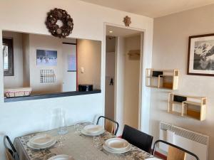 a dining room with a table with chairs and a mirror at Appartement pour 6/7 personnes avec balcon, animaux acceptés, internet, casier à skis - FR-1-634-89 in Morzine