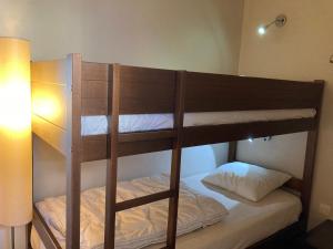 a couple of bunk beds in a room at Appartement pour 6/7 personnes avec balcon, animaux acceptés, internet, casier à skis - FR-1-634-89 in Morzine