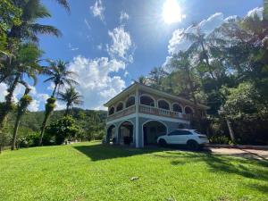 a white car parked in front of a house at Recanto Dom José in Peruíbe