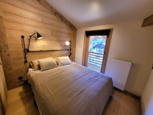1 dormitorio con 1 cama en una habitación con ventana en Appartement Les Gets, 3 pièces, 6 personnes - FR-1-598-151, en Les Gets
