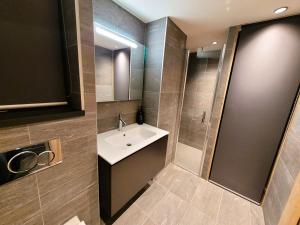 y baño pequeño con lavabo y ducha. en Appartement Les Gets, 3 pièces, 6 personnes - FR-1-598-151, en Les Gets
