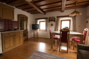 een keuken en eetkamer met een tafel en stoelen bij Ferienhaus Toff in Schiefling am See