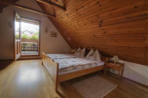 een slaapkamer met een bed en een houten plafond bij Ferienhaus Toff in Schiefling am See