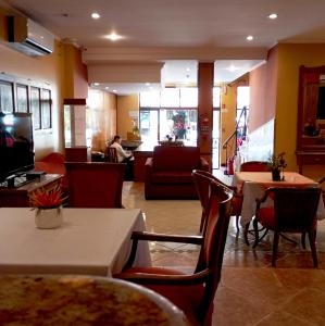 Uma área de estar em Hotel Bristol Asuncion