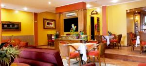 Uma área de estar em Hotel Bristol Asuncion