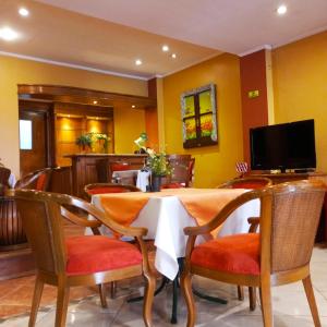 Hotel Bristol Asuncion في أسونسيون: غرفة طعام مع طاولة وكراسي