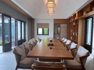 a conference room with a large wooden table and chairs at 岷江书院人文度假酒店 in Chengdu