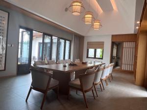 a large dining room with a long table and chairs at 岷江书院人文度假酒店 in Chengdu