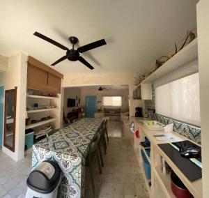 cocina con mesa y ventilador de techo en Casa Tulup Sisal, en Sisal