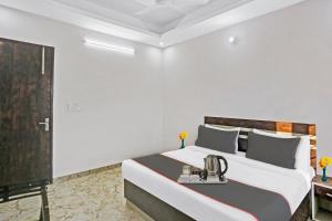 um quarto com uma cama grande e uma televisão em The Royal Fern em Farrukhnagar