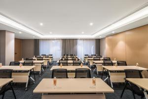 una sala de conferencias vacía con mesas y sillas en Atour X Hotel - Taikoo Li Chengdu, en Chengdú