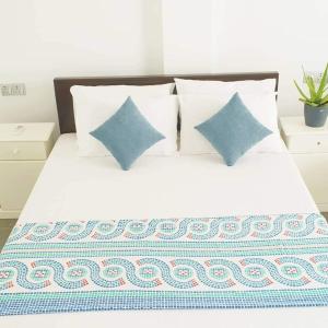 卡修拉荷的住宿－Rani Homestay Khajuraho，床上有2个蓝色枕头
