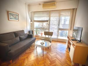 un soggiorno con divano e tavolo di Premium Apartments in Barrio Norte by Apartments Bariloche a Buenos Aires