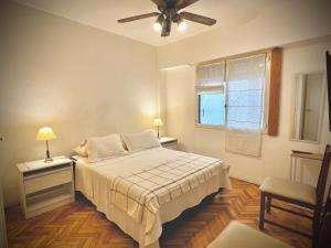 een slaapkamer met een bed en een plafondventilator bij Premium Apartments in Barrio Norte by Apartments Bariloche in Buenos Aires