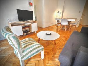 sala de estar con sofá y TV en Premium Apartments in Barrio Norte by Apartments Bariloche en Buenos Aires