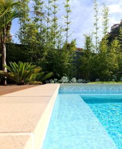 Bella Beach Resort - An Oasis on the Bellarine with heated pool في سانت ليوناردز: مسبح بمياه زرقاء في ساحة