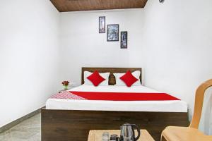 Cama o camas de una habitación en Flagship Hotel Mid- Town Near Samaypur Badli Metro Station