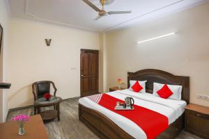 Habitación de hotel con cama y silla en Flagship Av Homes Near Aravali Biodiversity Park, en Gurgaon