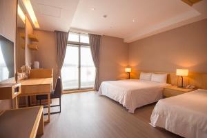 台南的住宿－亞帝大飯店 ，酒店客房配有两张床和一张书桌