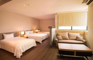 台南的住宿－亞帝大飯店 ，酒店客房,设有两张床和一张沙发